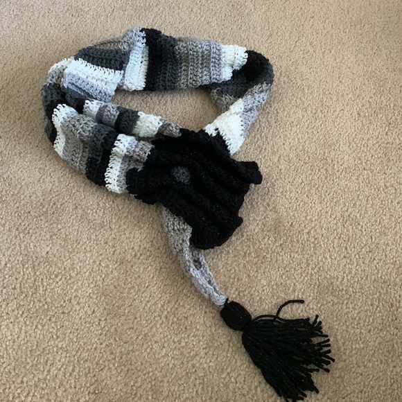 Womens crocheted scarf - Picture 4 of 7